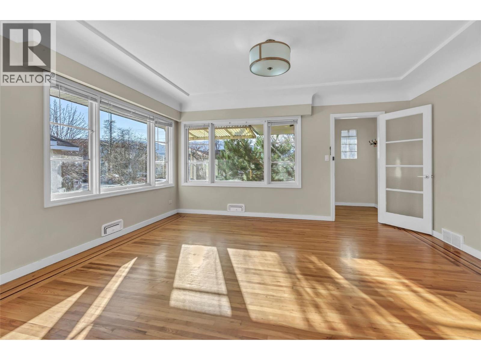 566 Van Horne Street, Penticton, British Columbia  V2A 4K8 - Photo 5 - 10377174