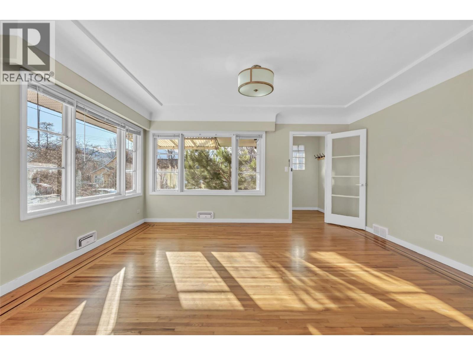 566 Van Horne Street, Penticton, British Columbia  V2A 4K8 - Photo 9 - 10377174