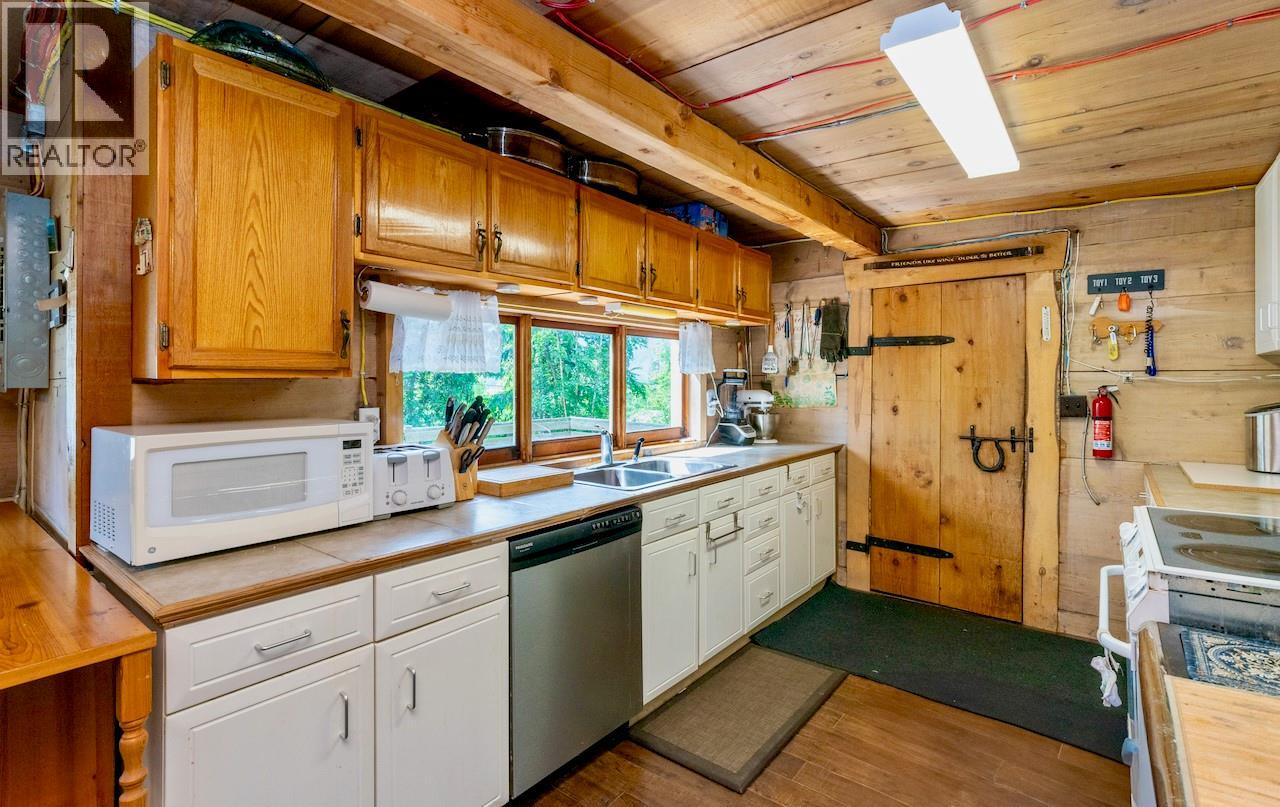 2989 Squilax-Anglemont Road, Lee Creek, British Columbia  V0E 1M4 - Photo 17 - 10375503