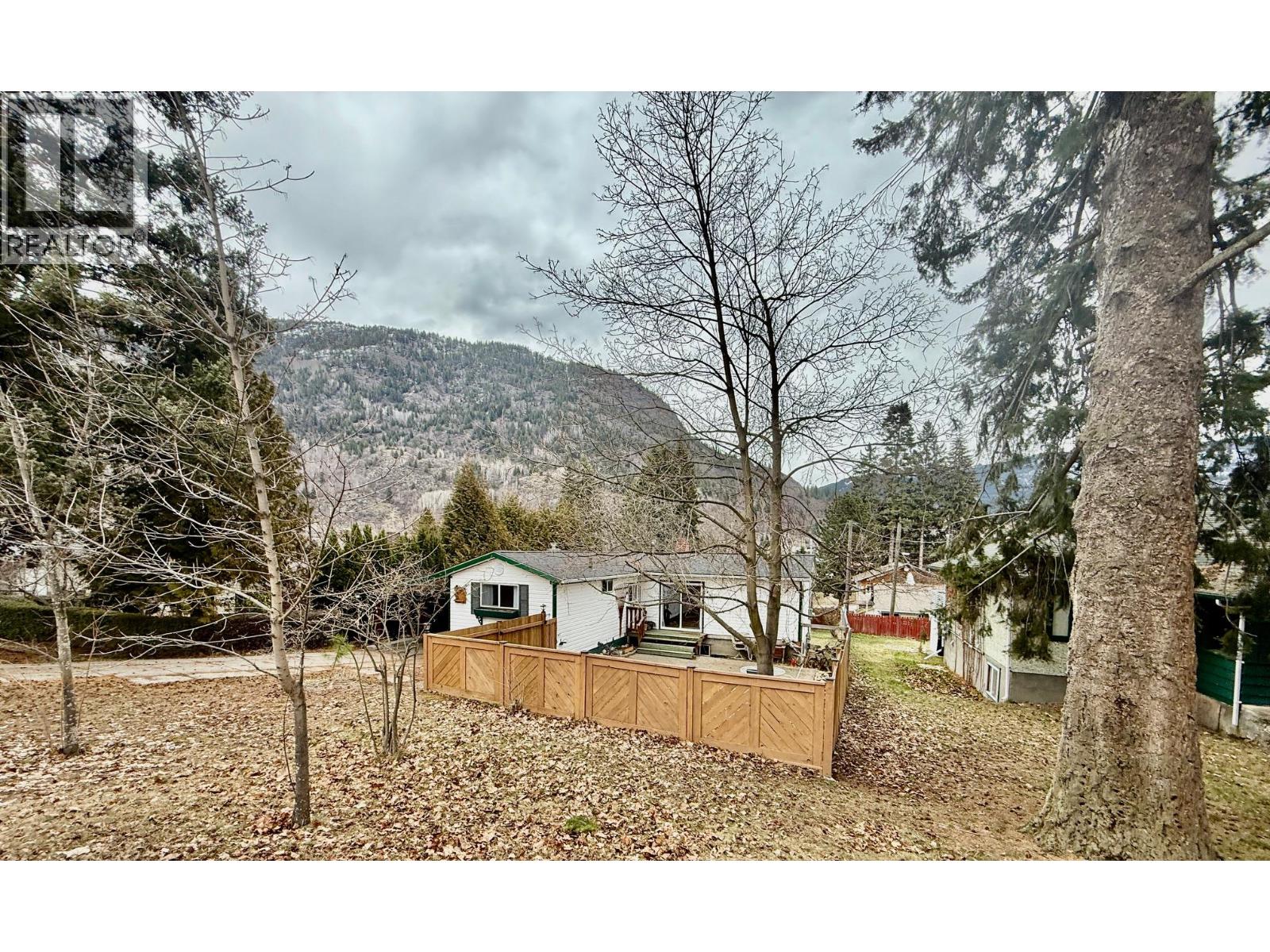 209 6th Avenue, Castlegar, British Columbia  V1N 1T1 - Photo 1 - 10377511