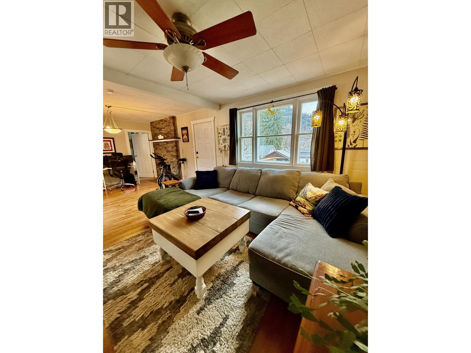 209 6th Avenue, Castlegar, British Columbia  V1N 1T1 - Photo 3 - 10377511