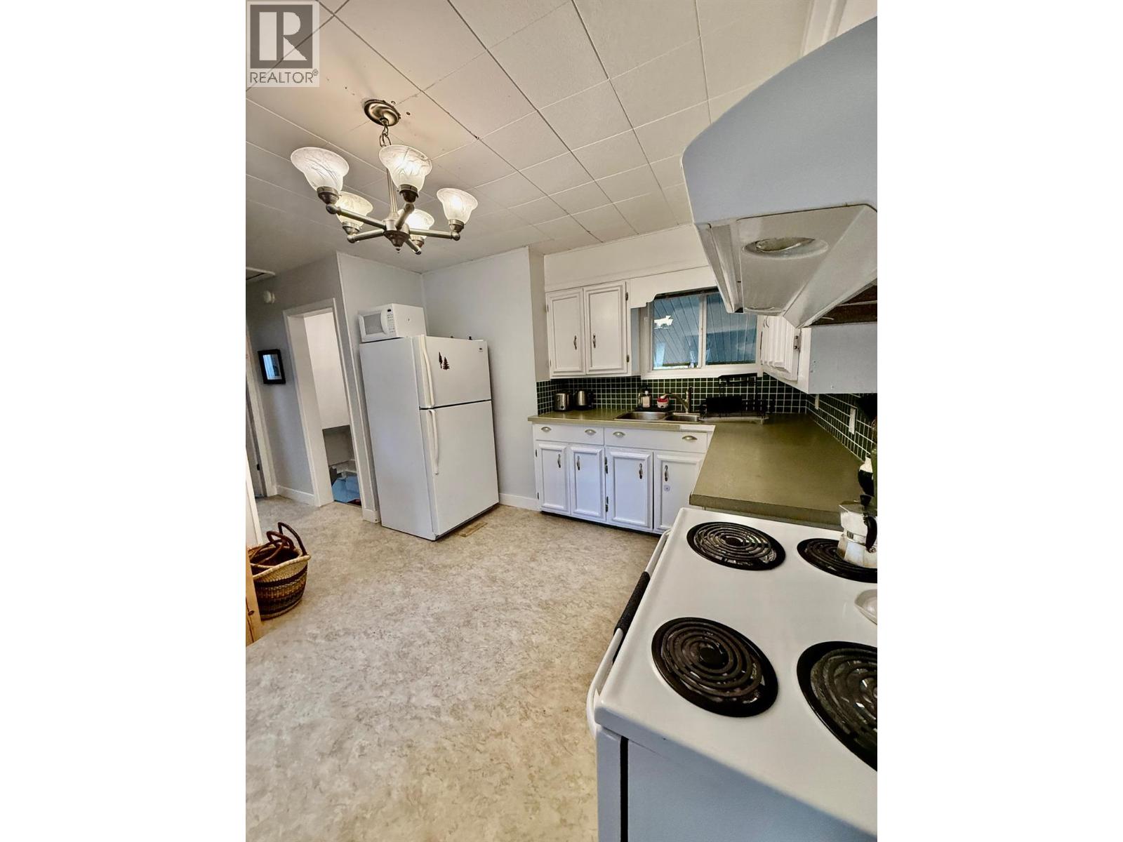 209 6th Avenue, Castlegar, British Columbia  V1N 1T1 - Photo 7 - 10377511