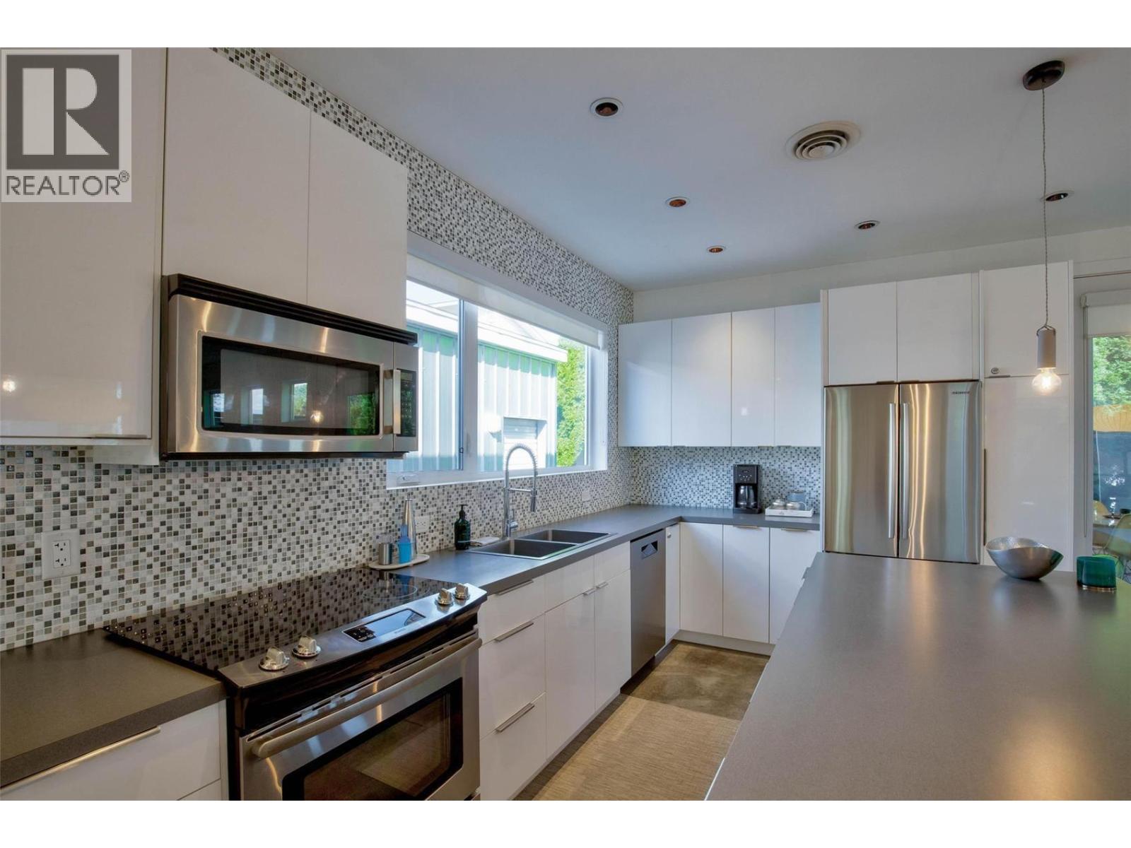 751 + 753 Martin Avenue N, Kelowna, British Columbia  V1Y 6V4 - Photo 28 - 10376138