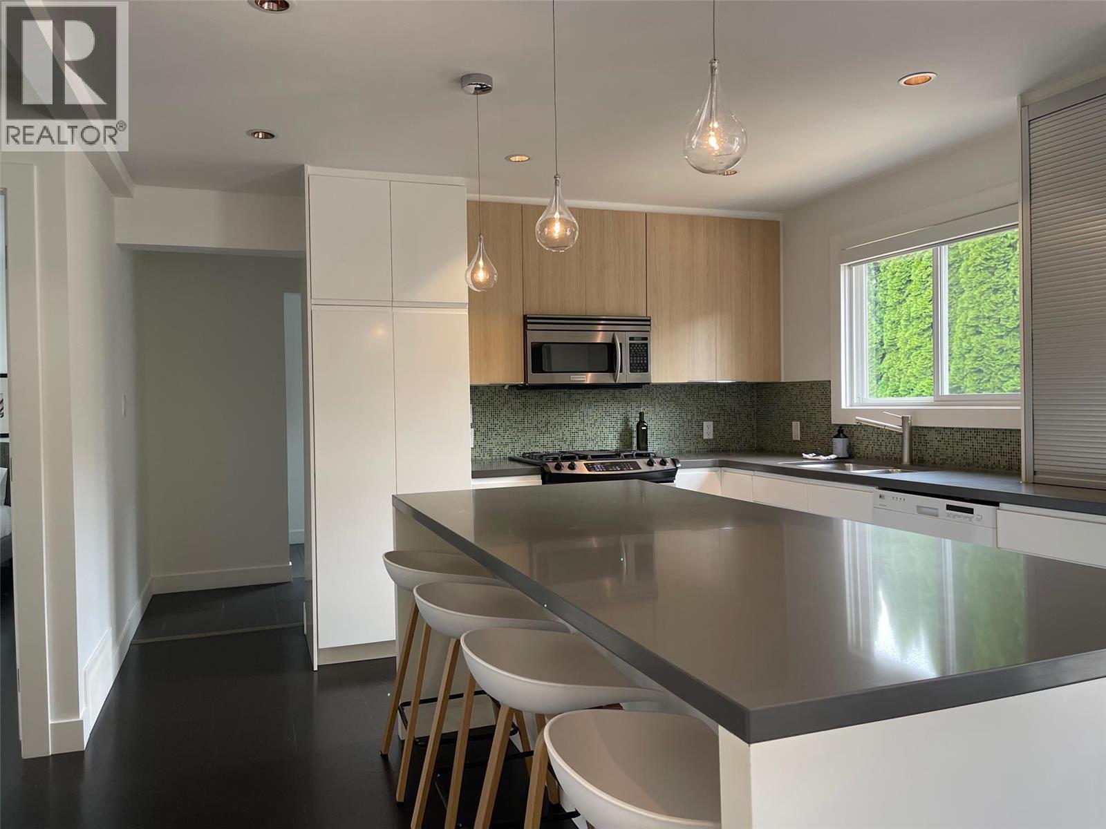 751 + 753 Martin Avenue N, Kelowna, British Columbia  V1Y 6V4 - Photo 4 - 10376138