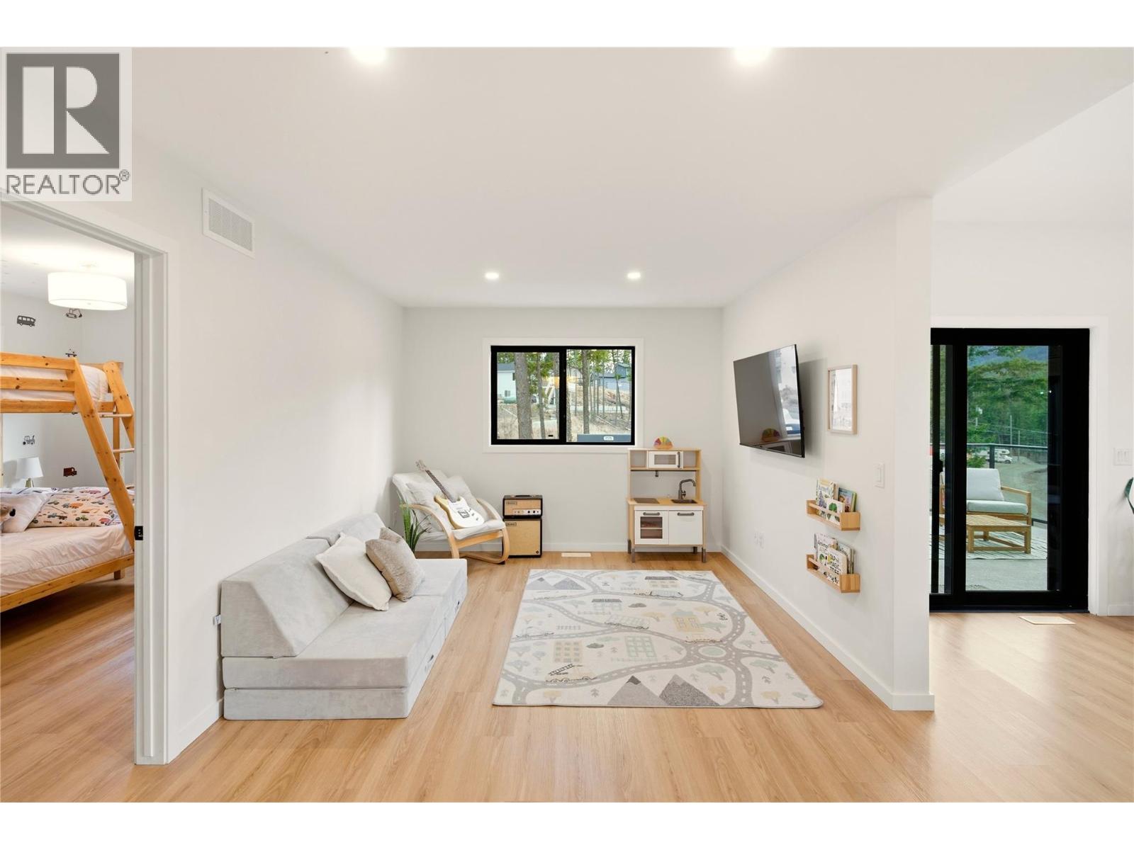 7111 Dunwaters Road, Kelowna, British Columbia  V1Z 3W6 - Photo 11 - 10376251