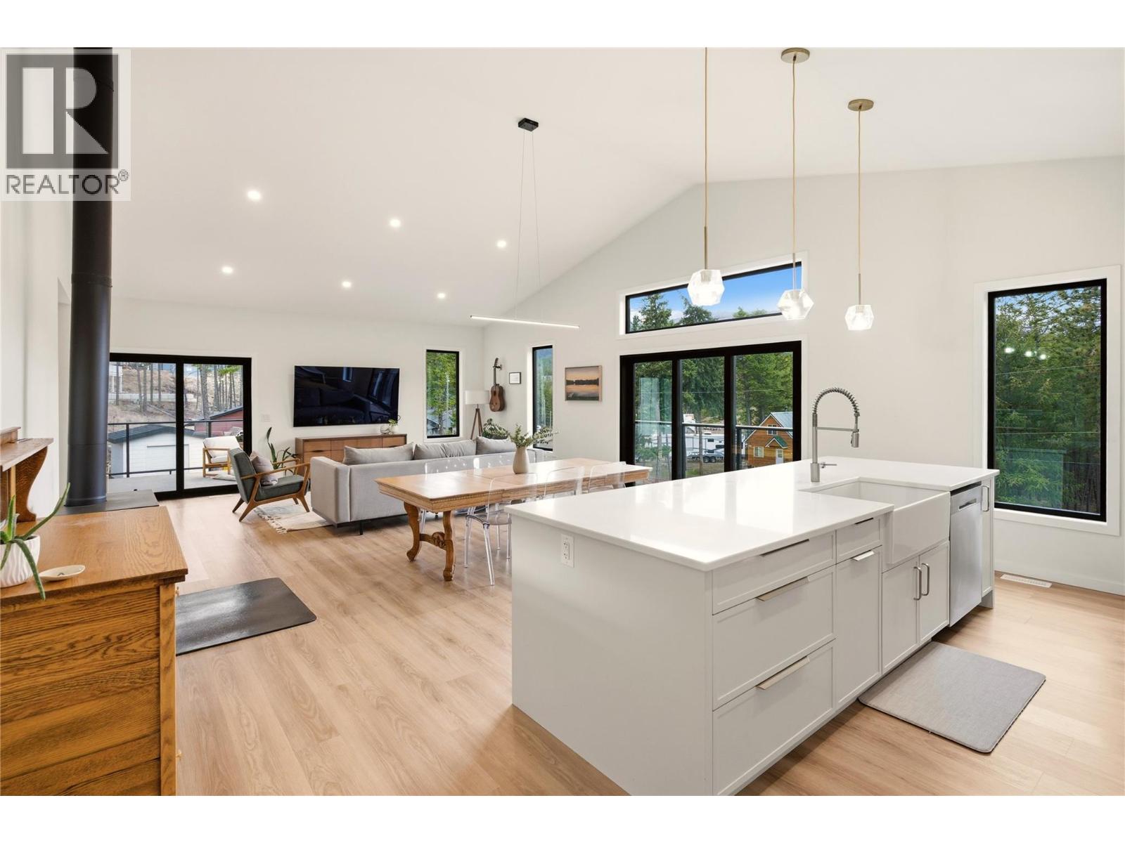 7111 Dunwaters Road, Kelowna, British Columbia  V1Z 3W6 - Photo 3 - 10376251