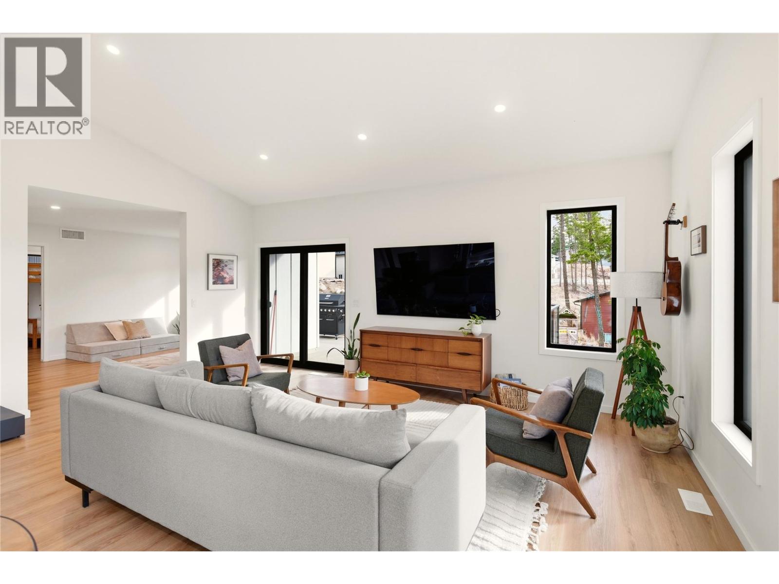 7111 Dunwaters Road, Kelowna, British Columbia  V1Z 3W6 - Photo 7 - 10376251