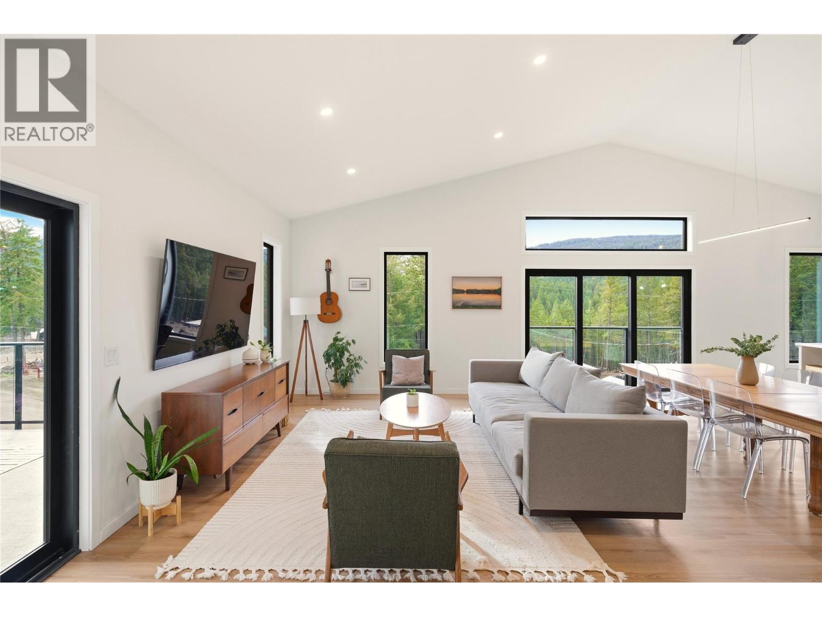 7111 Dunwaters Road, Kelowna, British Columbia  V1Z 3W6 - Photo 8 - 10376251