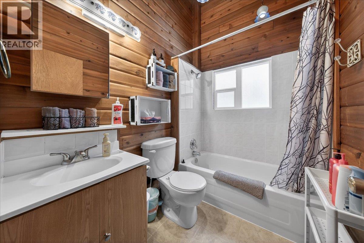 5024 Hot Springs Road, Fairmont Hot Springs, British Columbia  V0B 1L1 - Photo 15 - 10377068