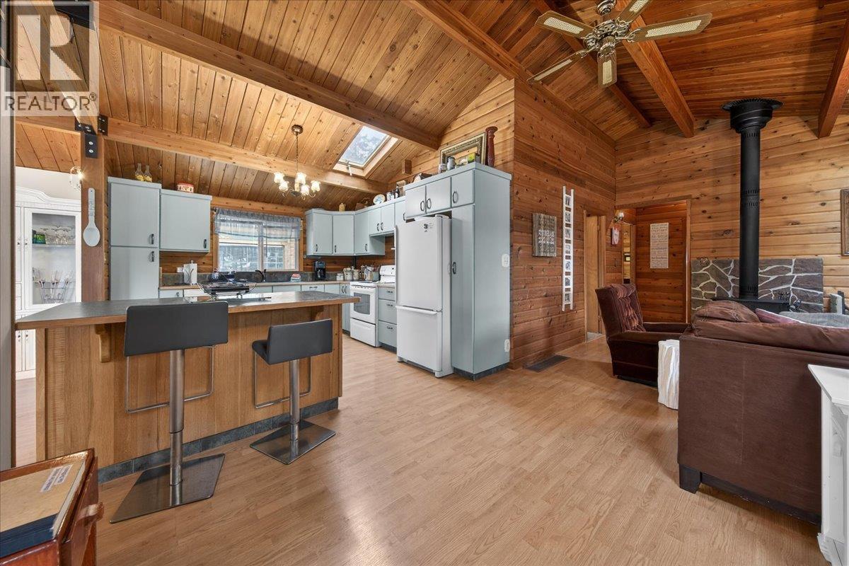 5024 Hot Springs Road, Fairmont Hot Springs, British Columbia  V0B 1L1 - Photo 8 - 10377068