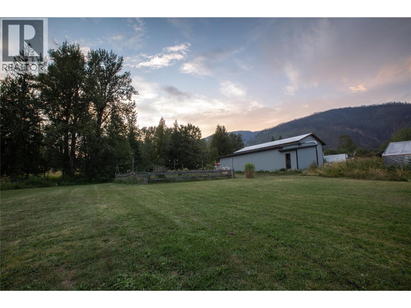 2523 Evans Road, Celista, British Columbia  V0E 1M6 - Photo 6 - 10377717