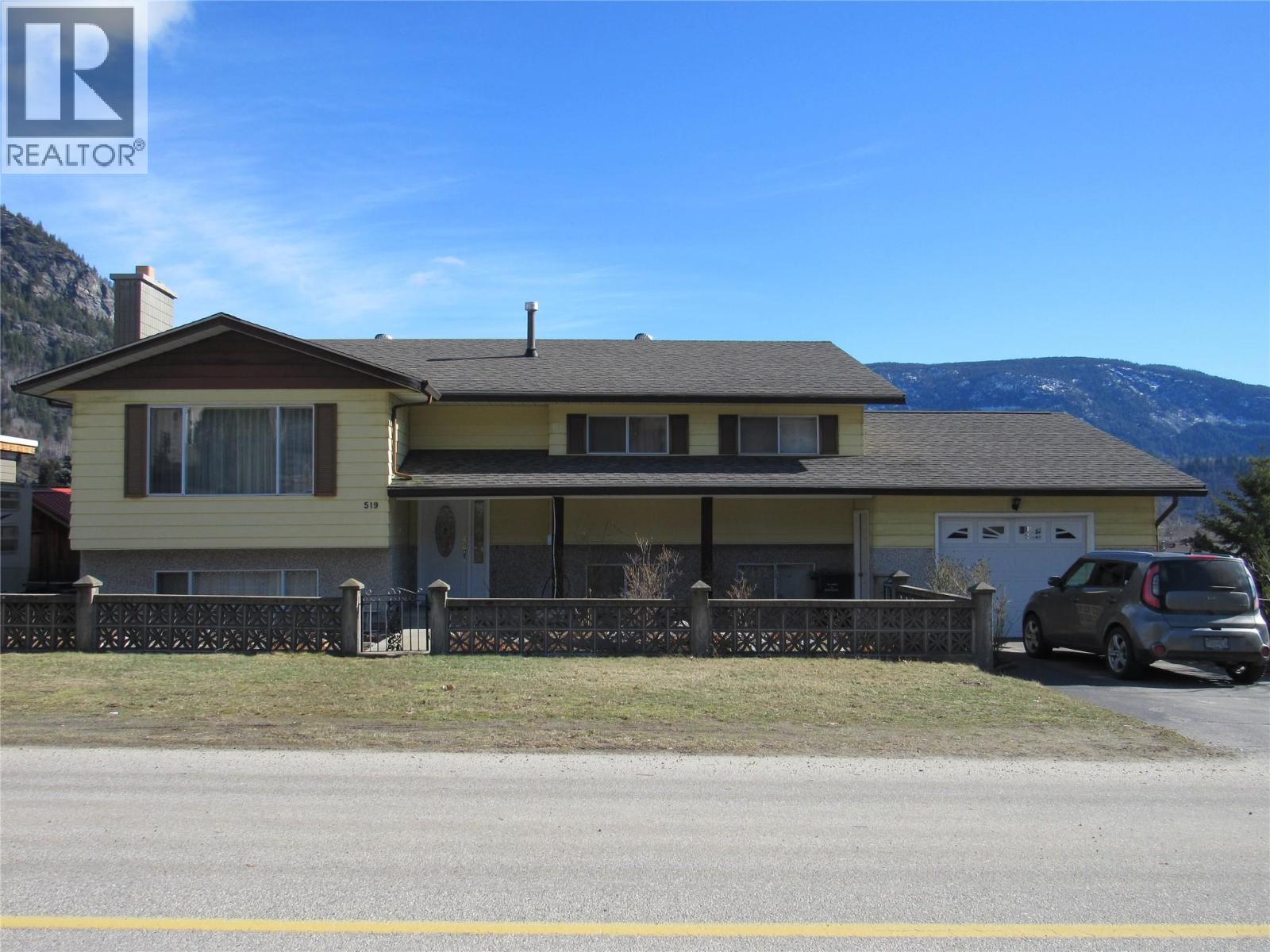 519 10th Avenue, Castlegar, British Columbia  V1N 1K6 - Photo 1 - 10373580
