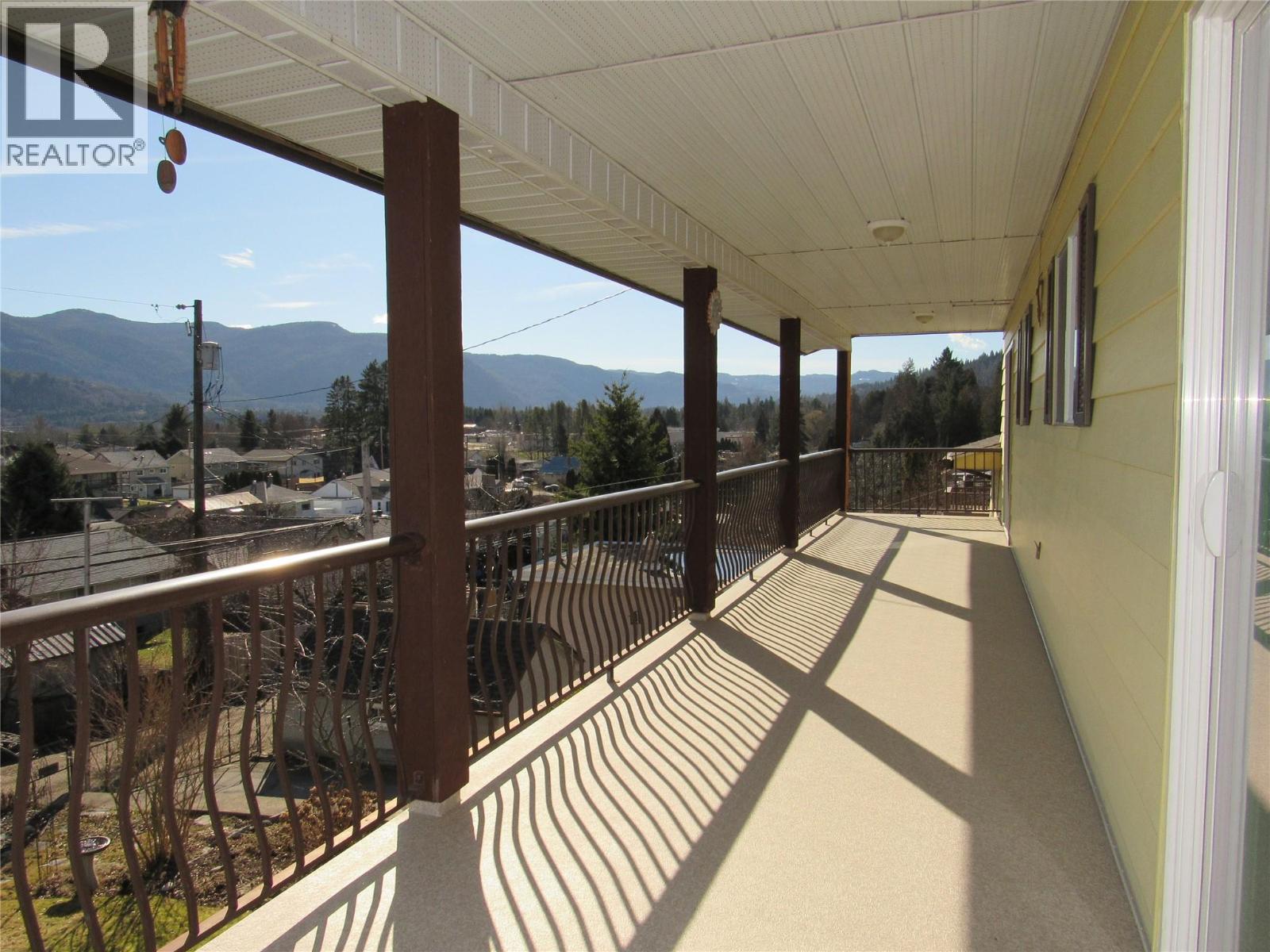 519 10th Avenue, Castlegar, British Columbia  V1N 1K6 - Photo 6 - 10373580