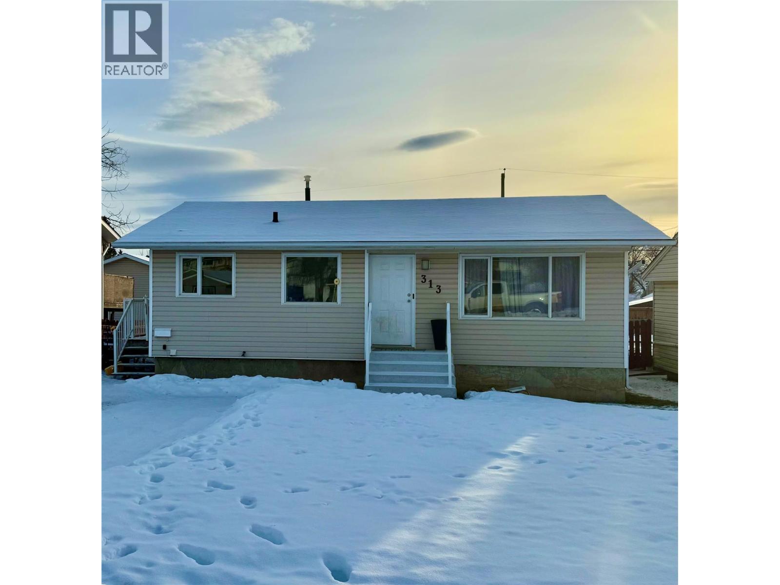 313 98 Avenue, Dawson Creek, British Columbia  V1G 1R8 - Photo 1 - 10377733