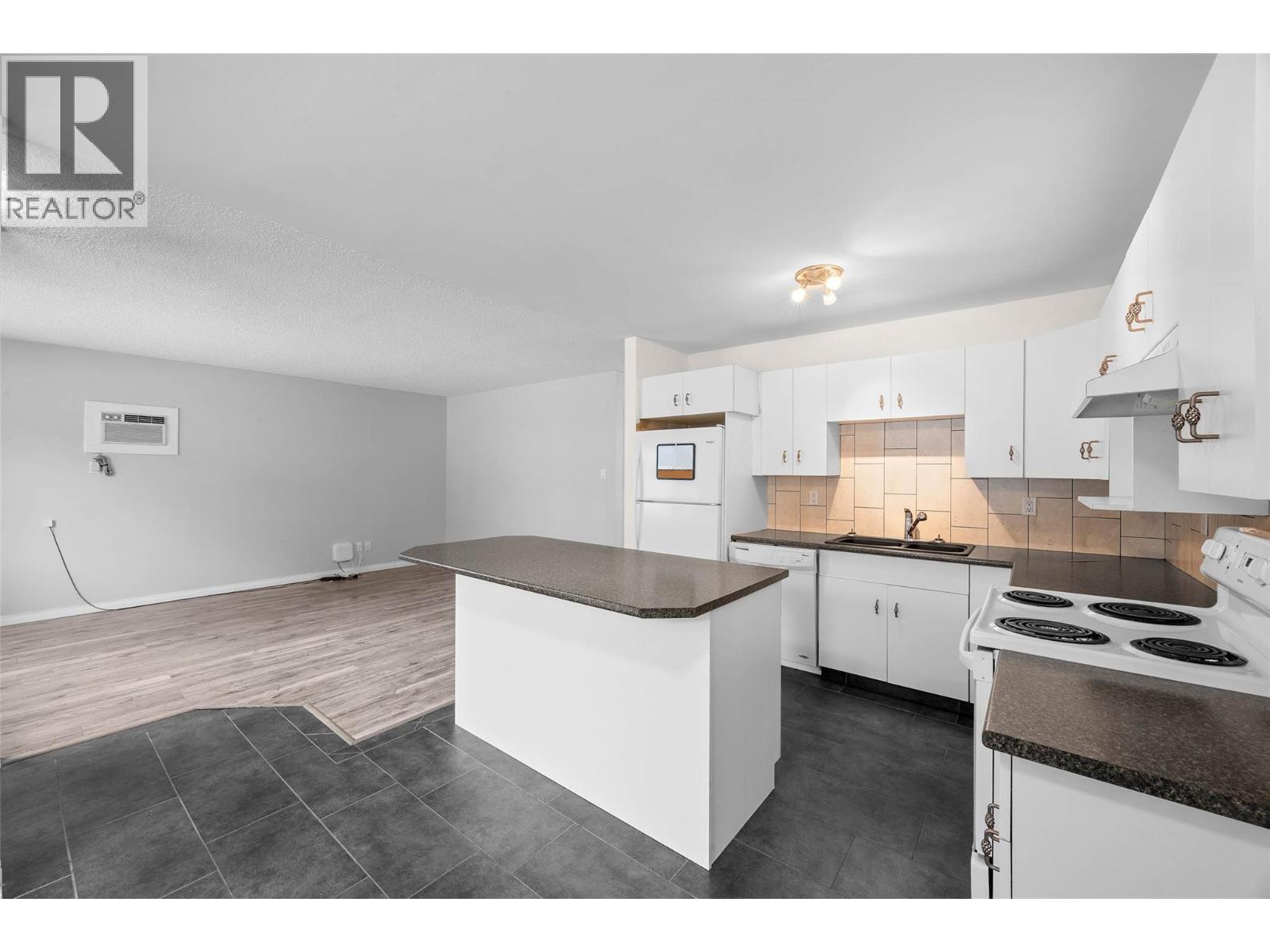 364 Waddington Drive, Kamloops, British Columbia  V2E 1M5 - Photo 3 - 10377680