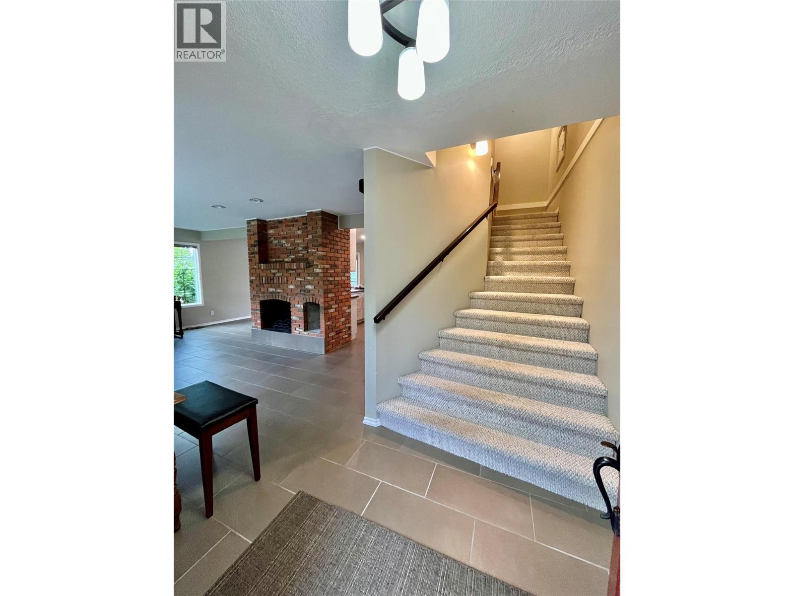 210 10th Avenue Nw, Nakusp, British Columbia  V0G 1R0 - Photo 2 - 10377700