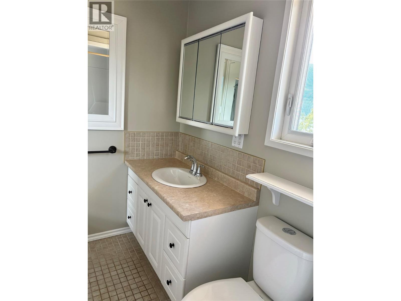 210 10th Avenue Nw, Nakusp, British Columbia  V0G 1R0 - Photo 22 - 10377700