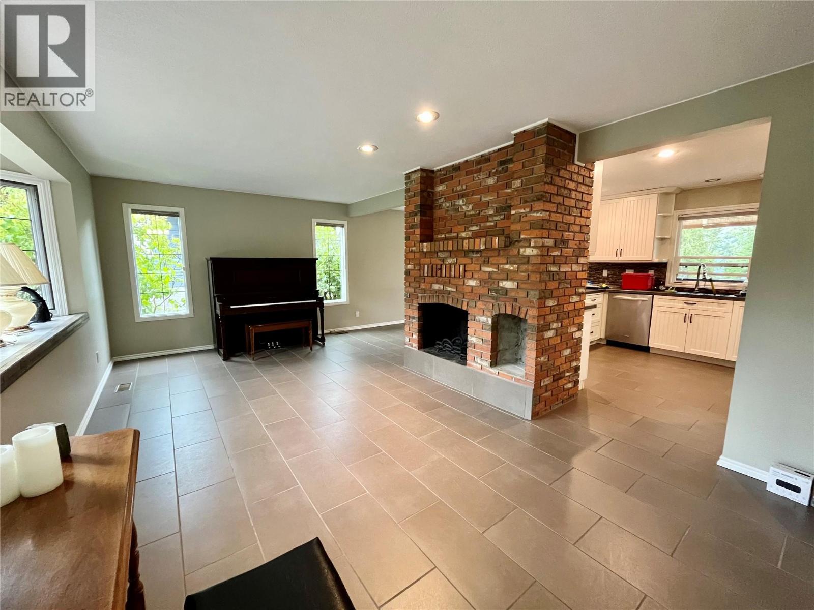 210 10th Avenue Nw, Nakusp, British Columbia  V0G 1R0 - Photo 3 - 10377700