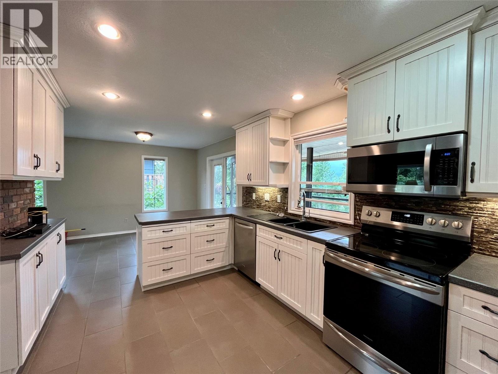 210 10th Avenue Nw, Nakusp, British Columbia  V0G 1R0 - Photo 4 - 10377700