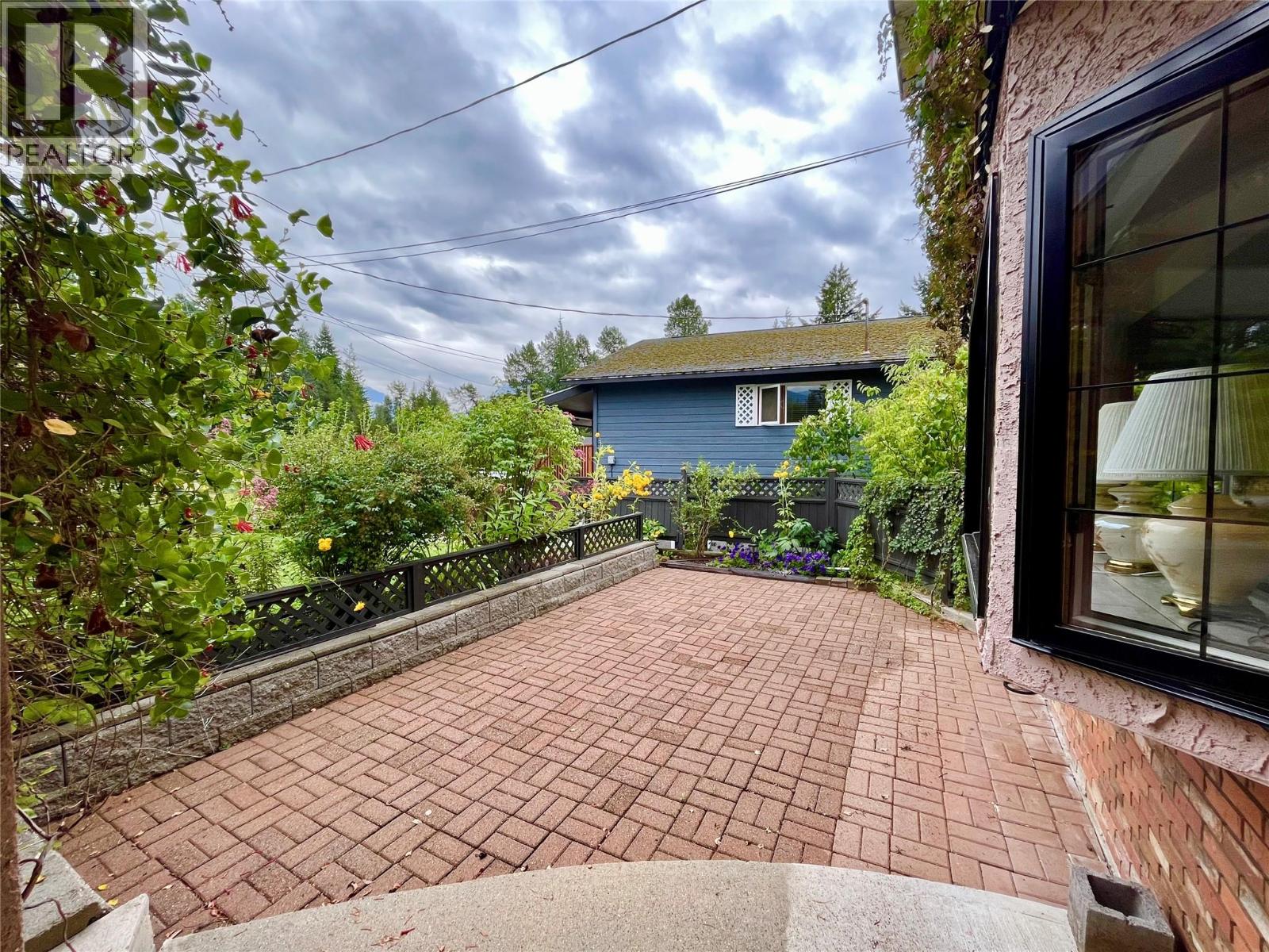 210 10th Avenue Nw, Nakusp, British Columbia  V0G 1R0 - Photo 8 - 10377700