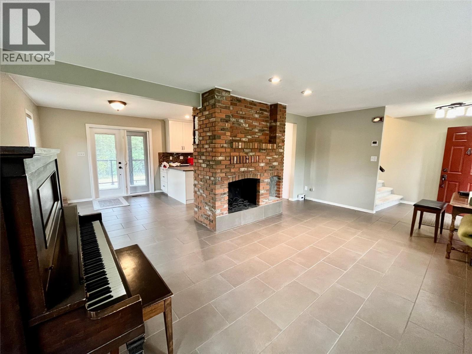 210 10th Avenue Nw, Nakusp, British Columbia  V0G 1R0 - Photo 9 - 10377700