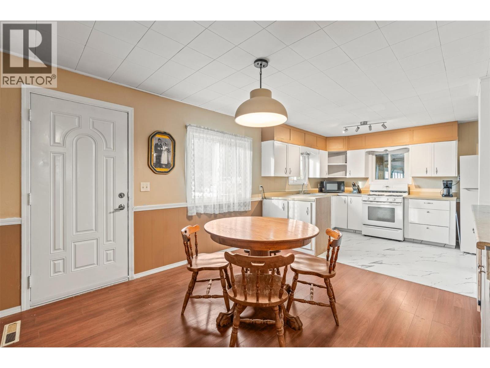 5714 Ponderosa Road, Falkland, British Columbia  V0E 1W0 - Photo 10 - 10377796