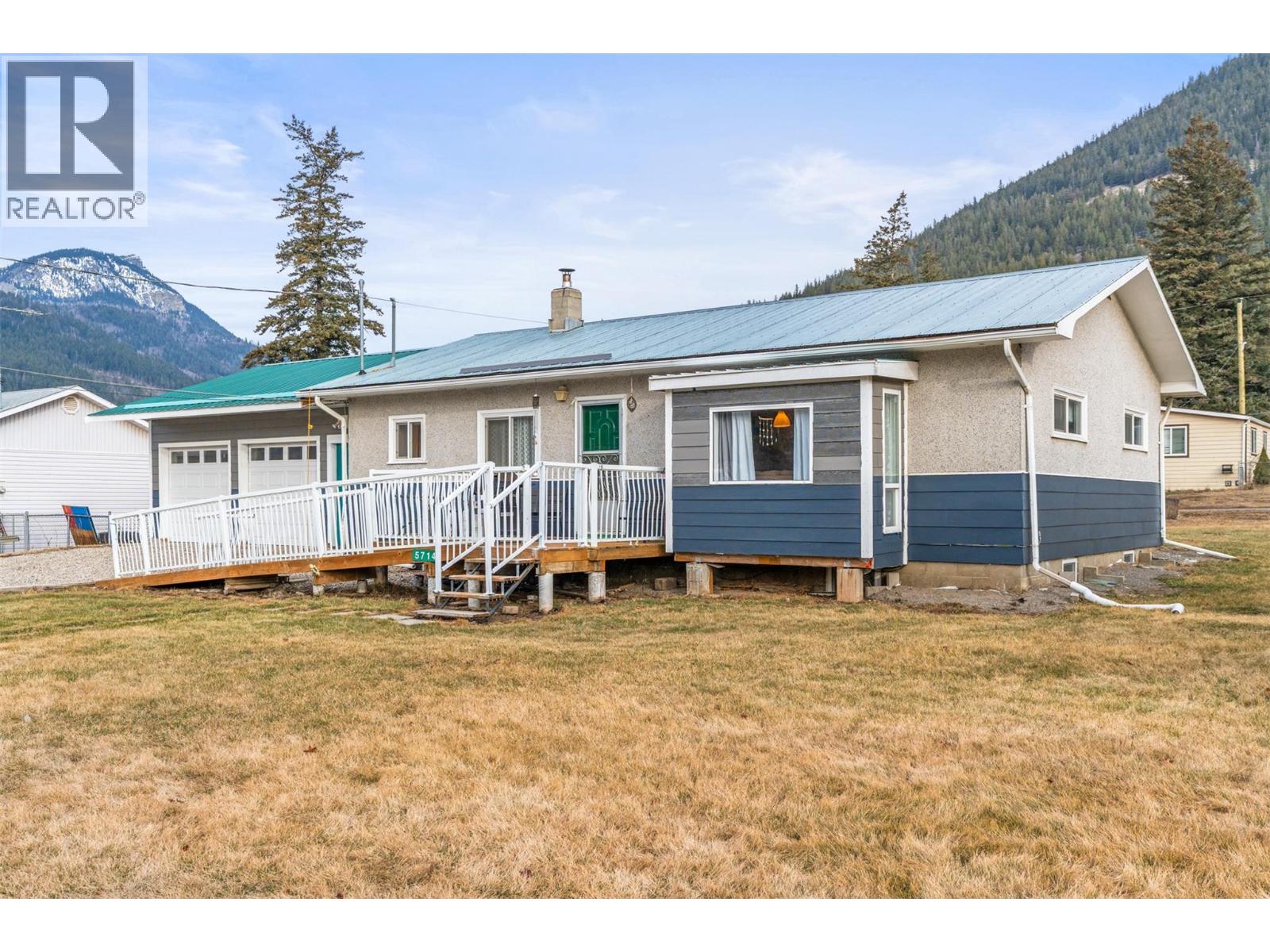 5714 Ponderosa Road, Falkland, British Columbia  V0E 1W0 - Photo 2 - 10377796