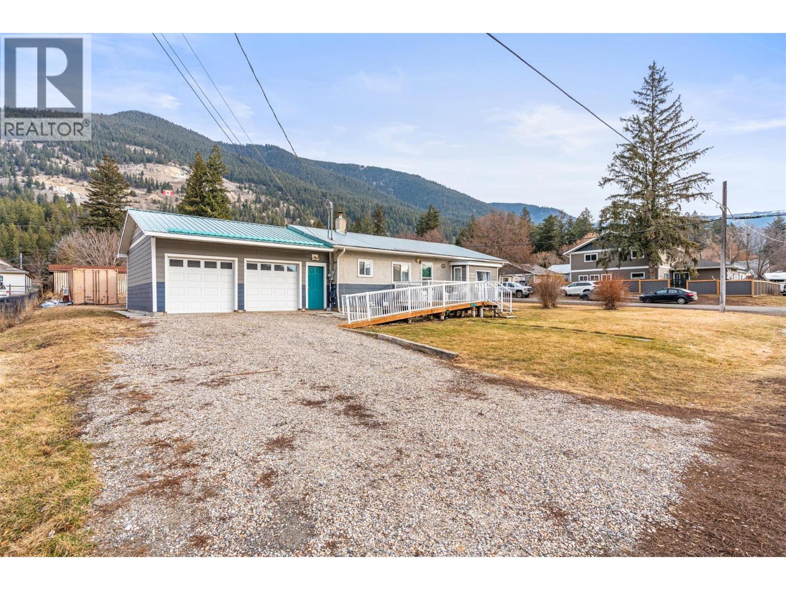 5714 Ponderosa Road, Falkland, British Columbia  V0E 1W0 - Photo 3 - 10377796