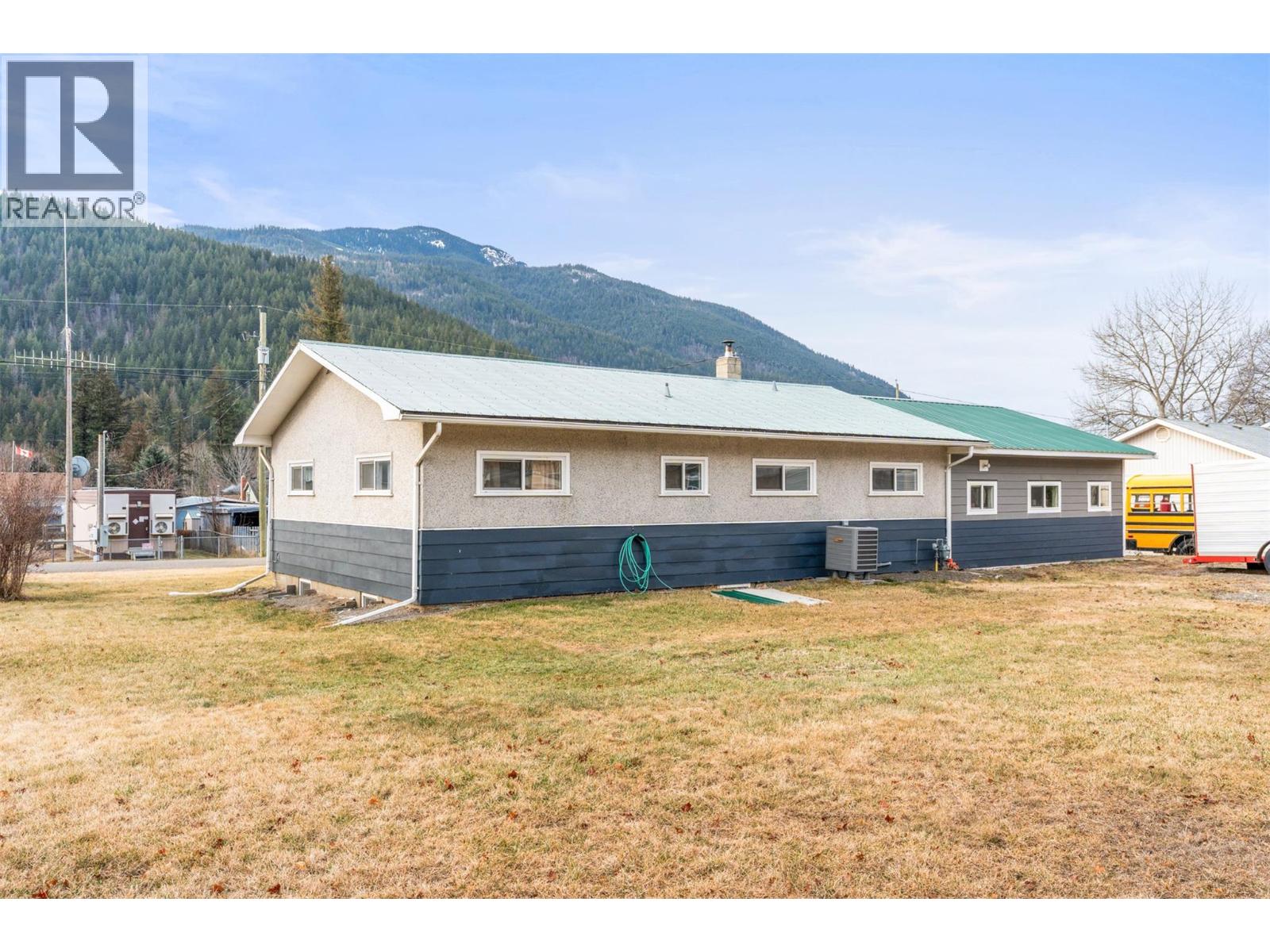 5714 Ponderosa Road, Falkland, British Columbia  V0E 1W0 - Photo 4 - 10377796