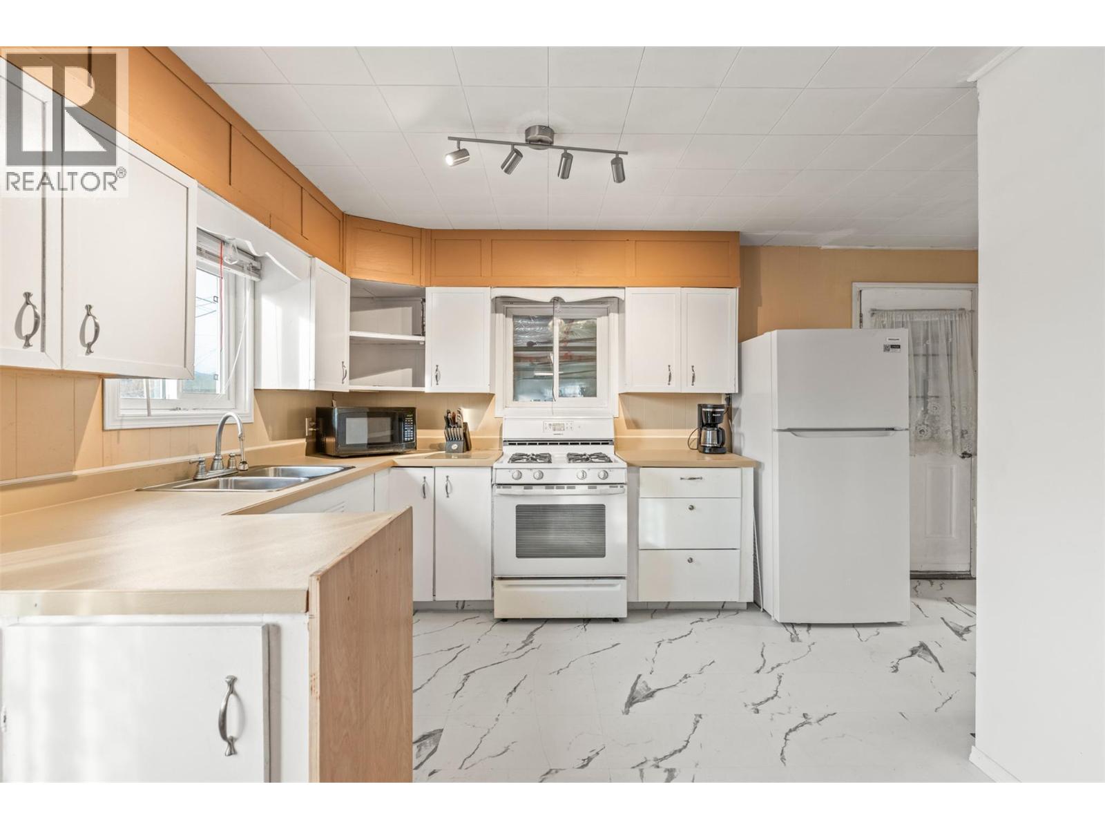 5714 Ponderosa Road, Falkland, British Columbia  V0E 1W0 - Photo 5 - 10377796