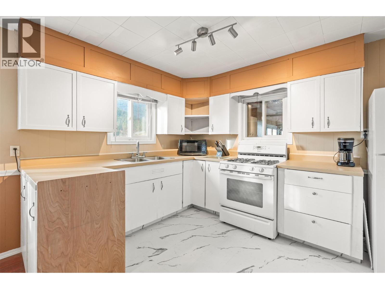 5714 Ponderosa Road, Falkland, British Columbia  V0E 1W0 - Photo 6 - 10377796