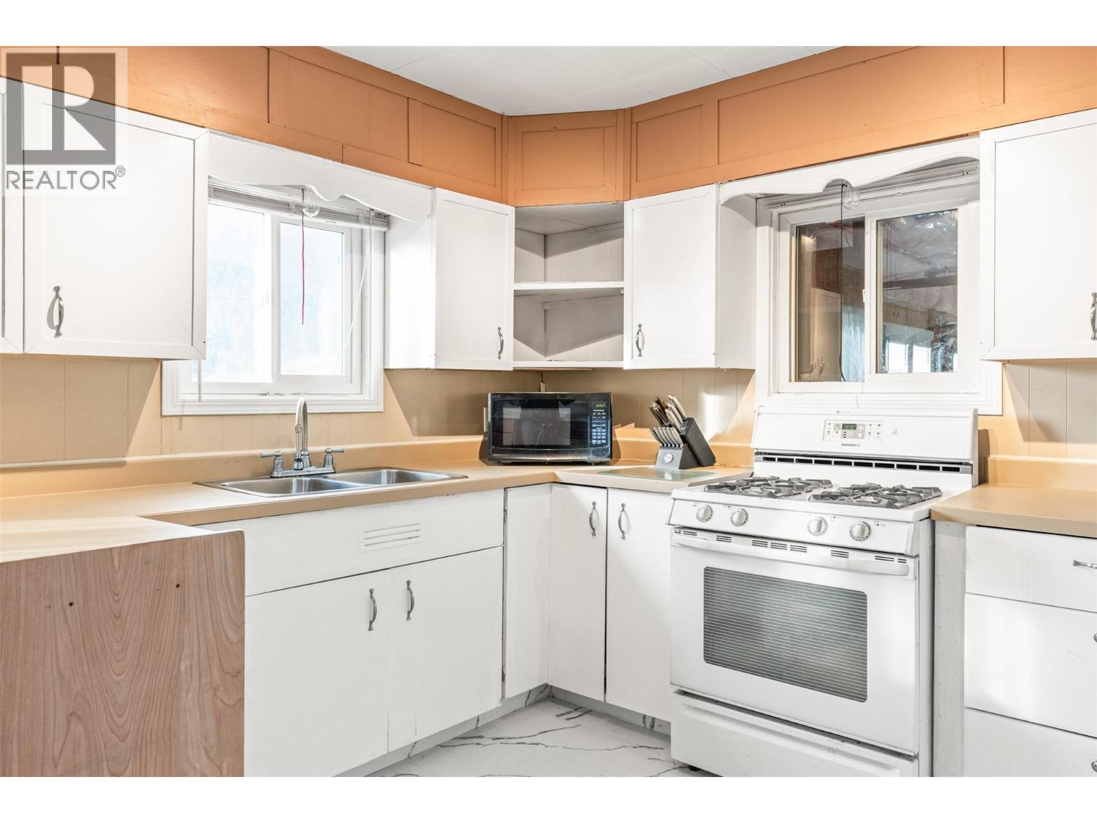 5714 Ponderosa Road, Falkland, British Columbia  V0E 1W0 - Photo 7 - 10377796