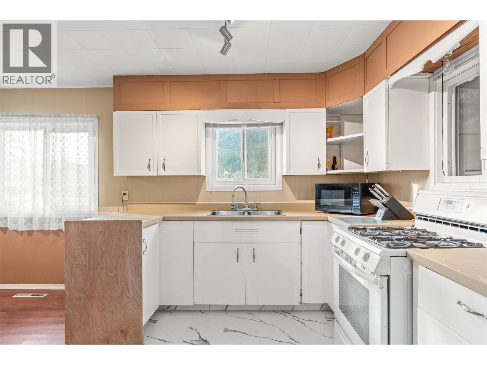 5714 Ponderosa Road, Falkland, British Columbia  V0E 1W0 - Photo 8 - 10377796