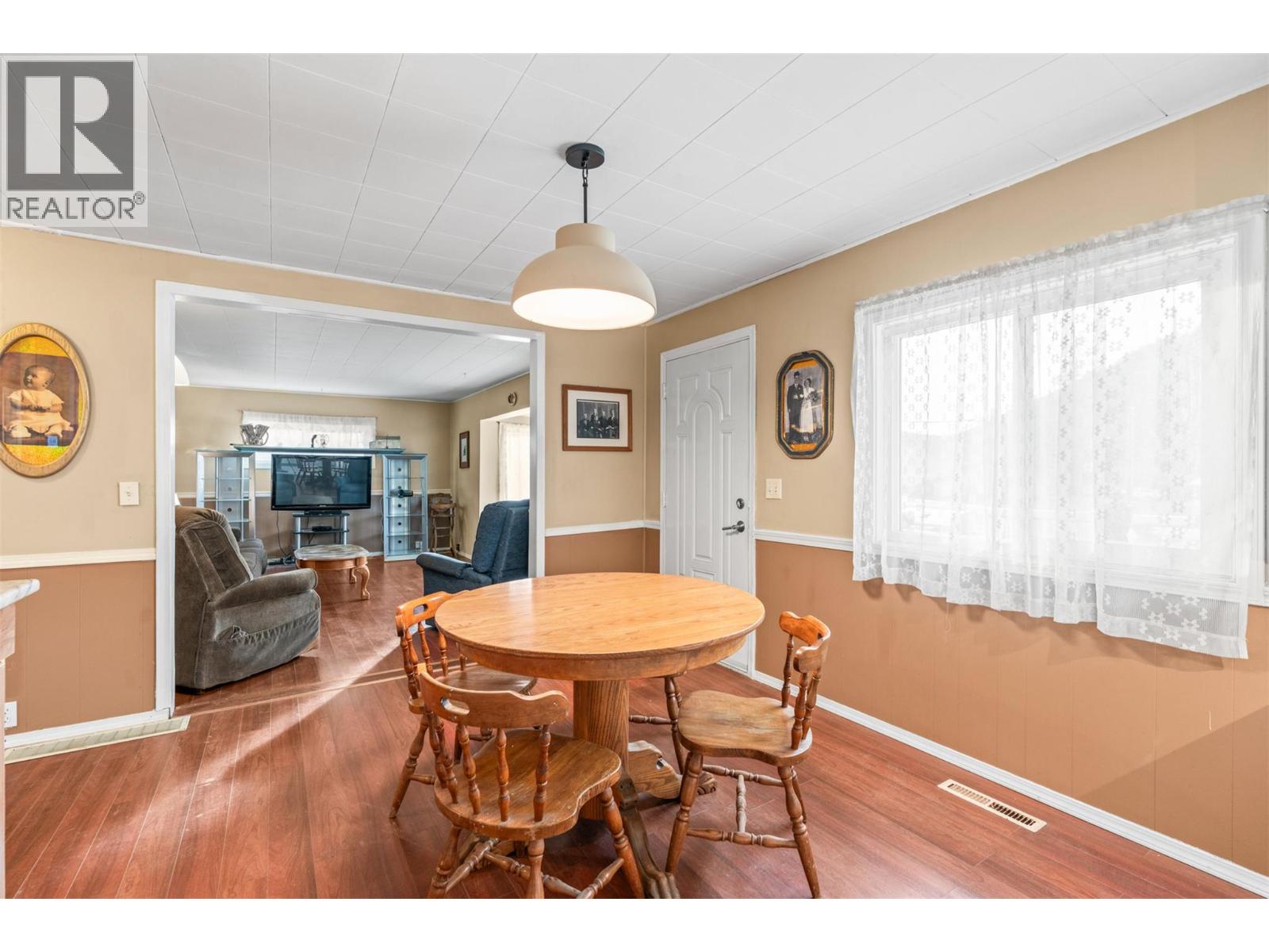 5714 Ponderosa Road, Falkland, British Columbia  V0E 1W0 - Photo 9 - 10377796