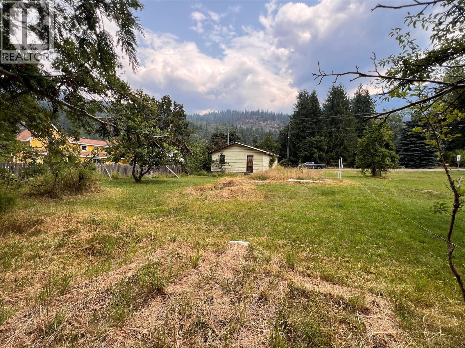 611 Slocan Street, Slocan, British Columbia  V0G 2C0 - Photo 2 - 10377904