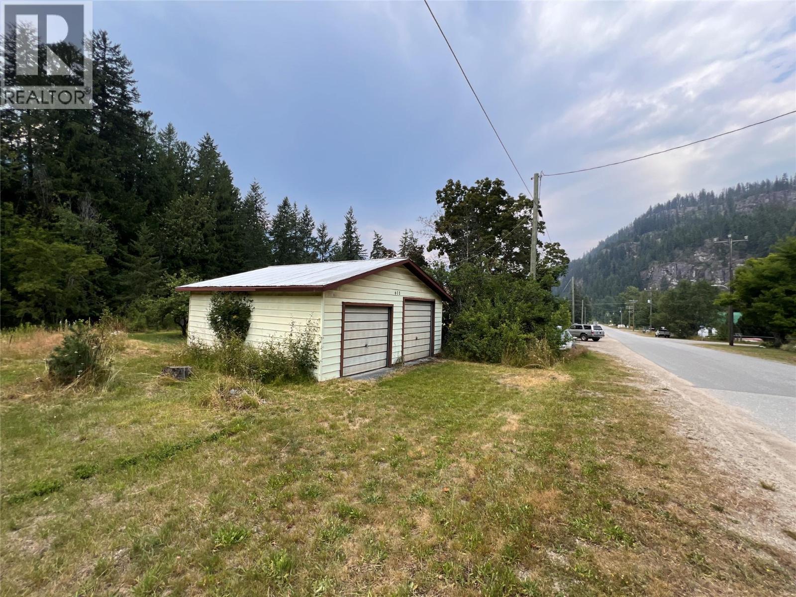 611 Slocan Street, Slocan, British Columbia  V0G 2C0 - Photo 3 - 10377904