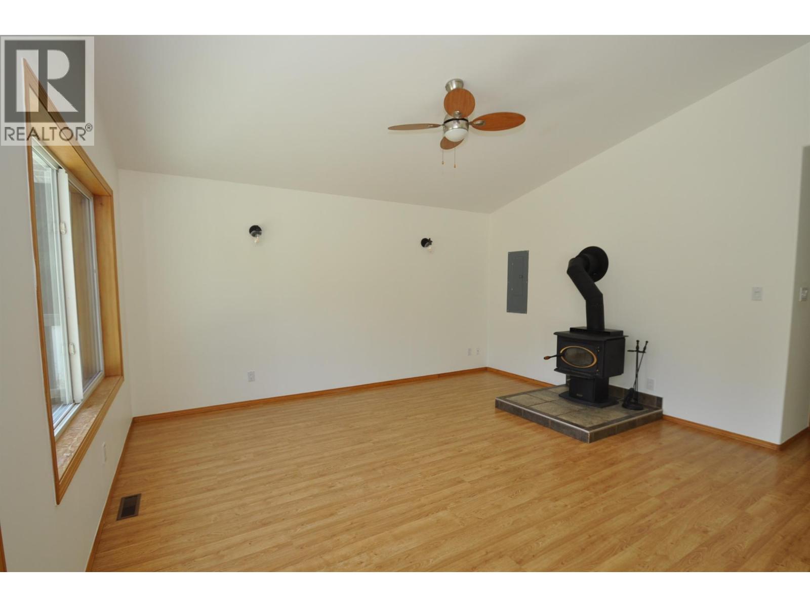 8917 Meadow Street, Balfour, British Columbia  V0G 1C0 - Photo 12 - 10377978