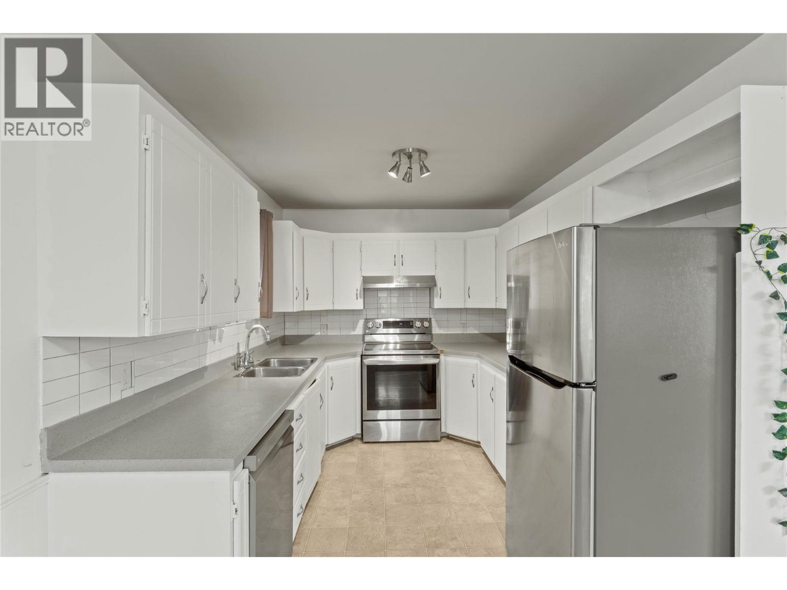 2805 Caen Road, Sorrento, British Columbia  V0E 2W0 - Photo 6 - 10374198