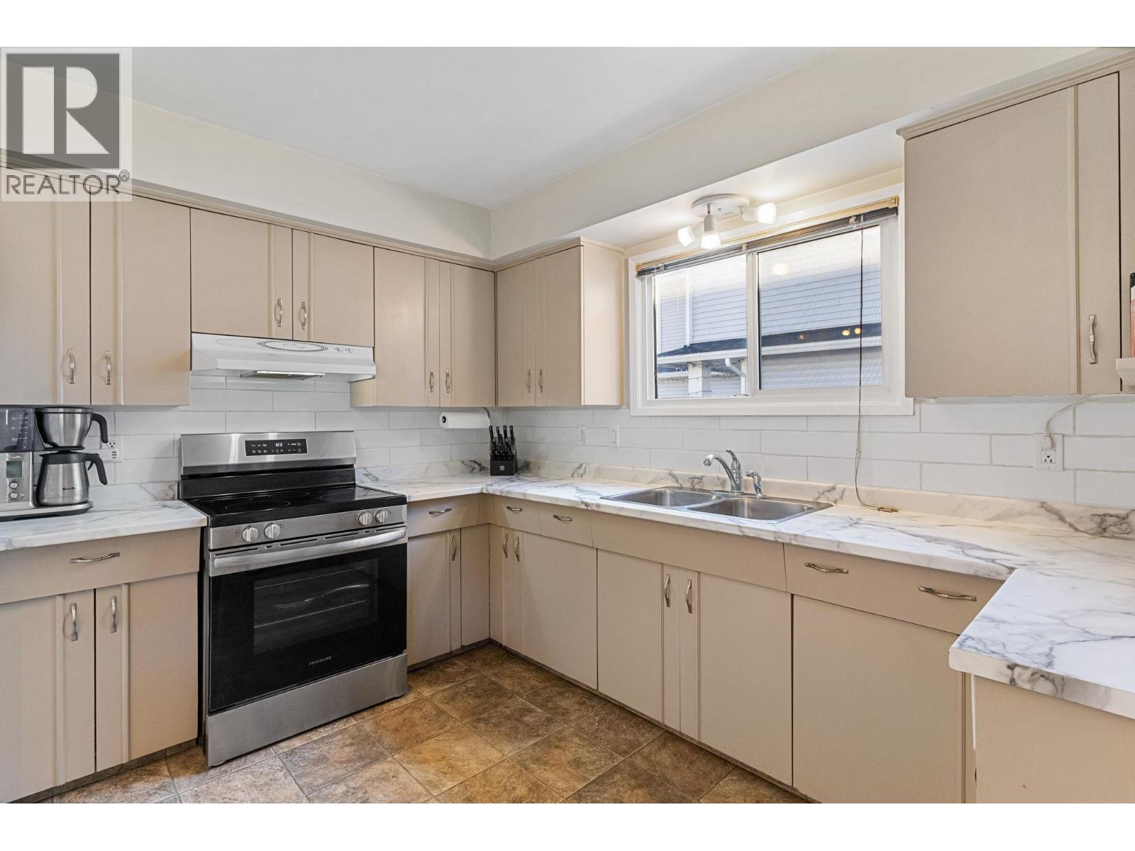 594 Snowsell Street N, Kelowna, British Columbia  V1V 2C7 - Photo 11 - 10377896