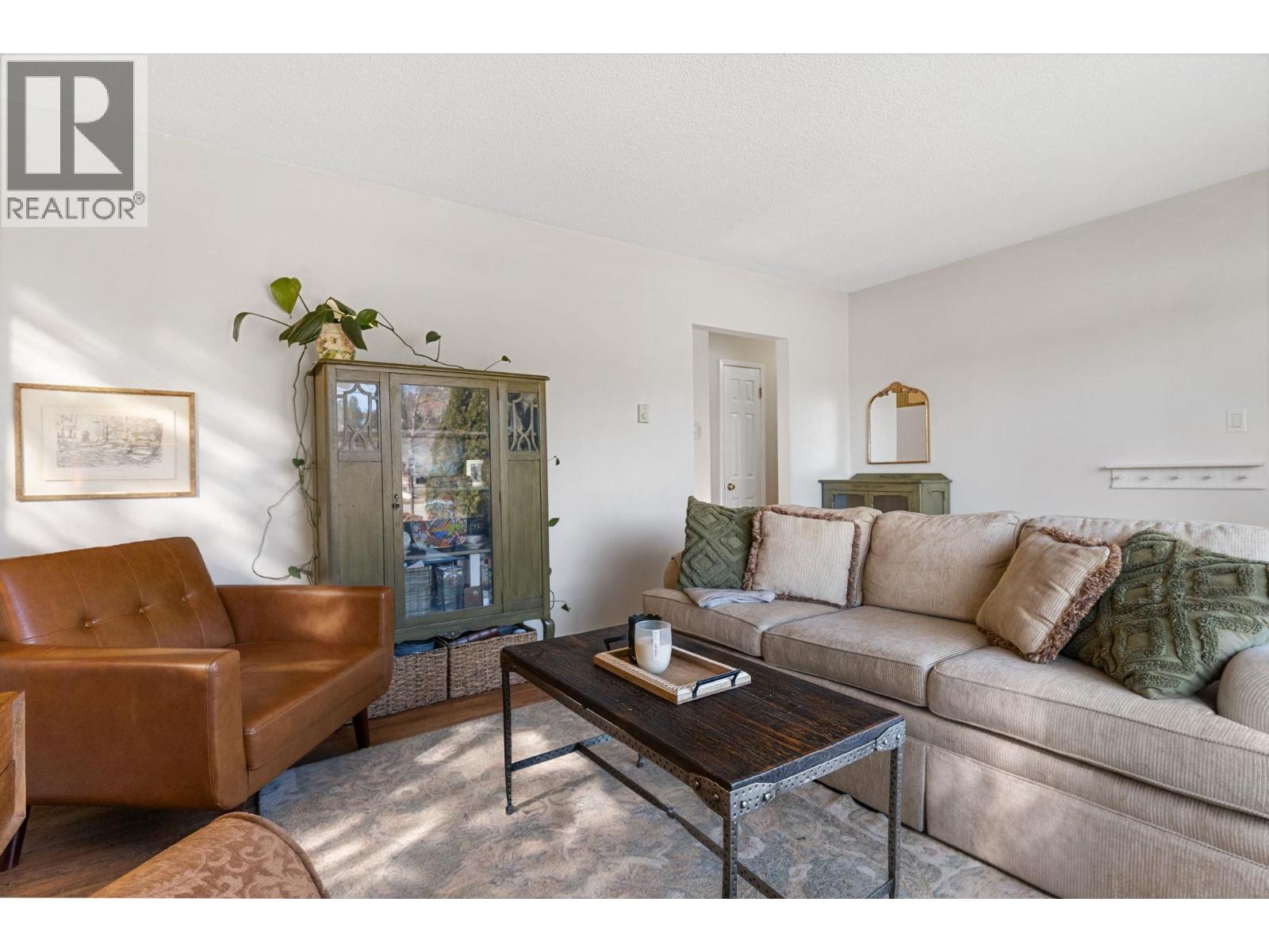 594 Snowsell Street N, Kelowna, British Columbia  V1V 2C7 - Photo 5 - 10377896