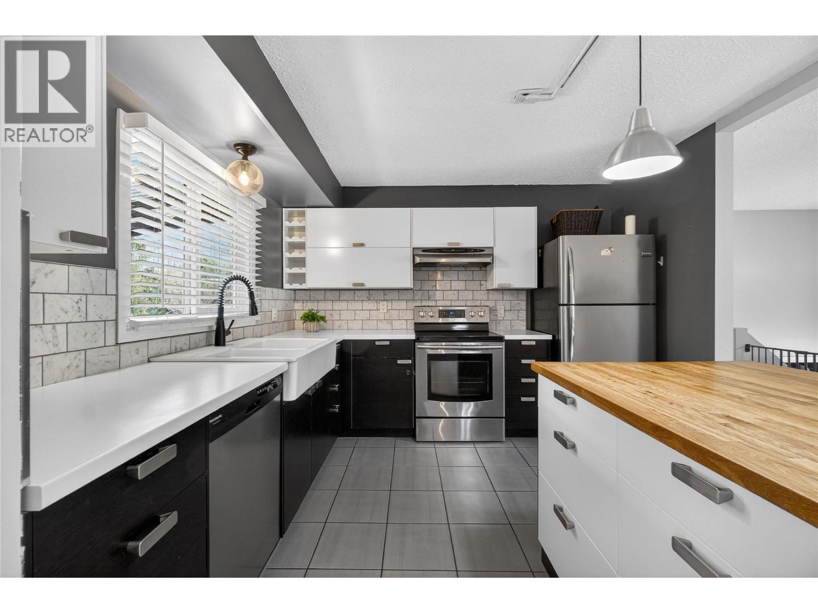 610 Gillis Avenue, Sicamous, British Columbia  V0E 2V0 - Photo 3 - 10378026