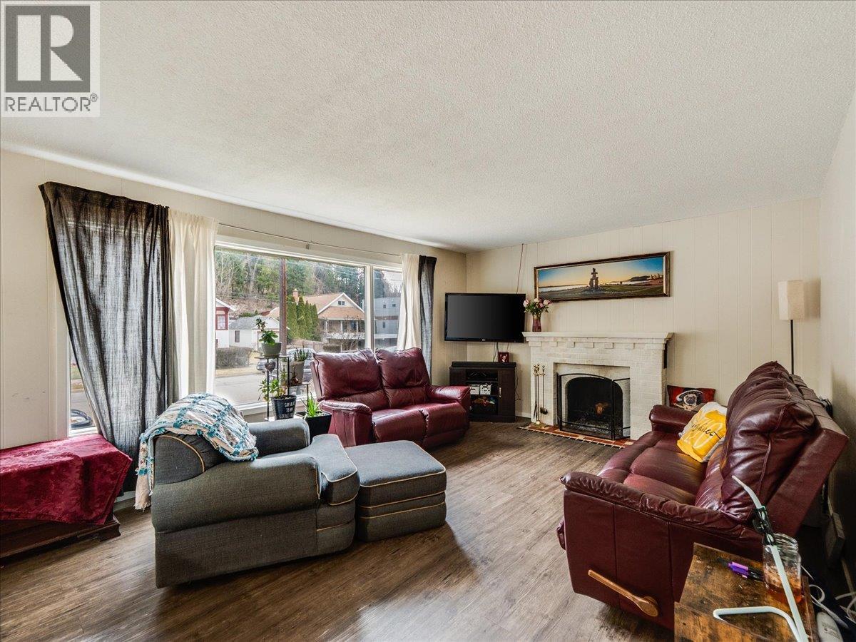 1220 Third Avenue, Trail, British Columbia  V1R 1P2 - Photo 3 - 10378064