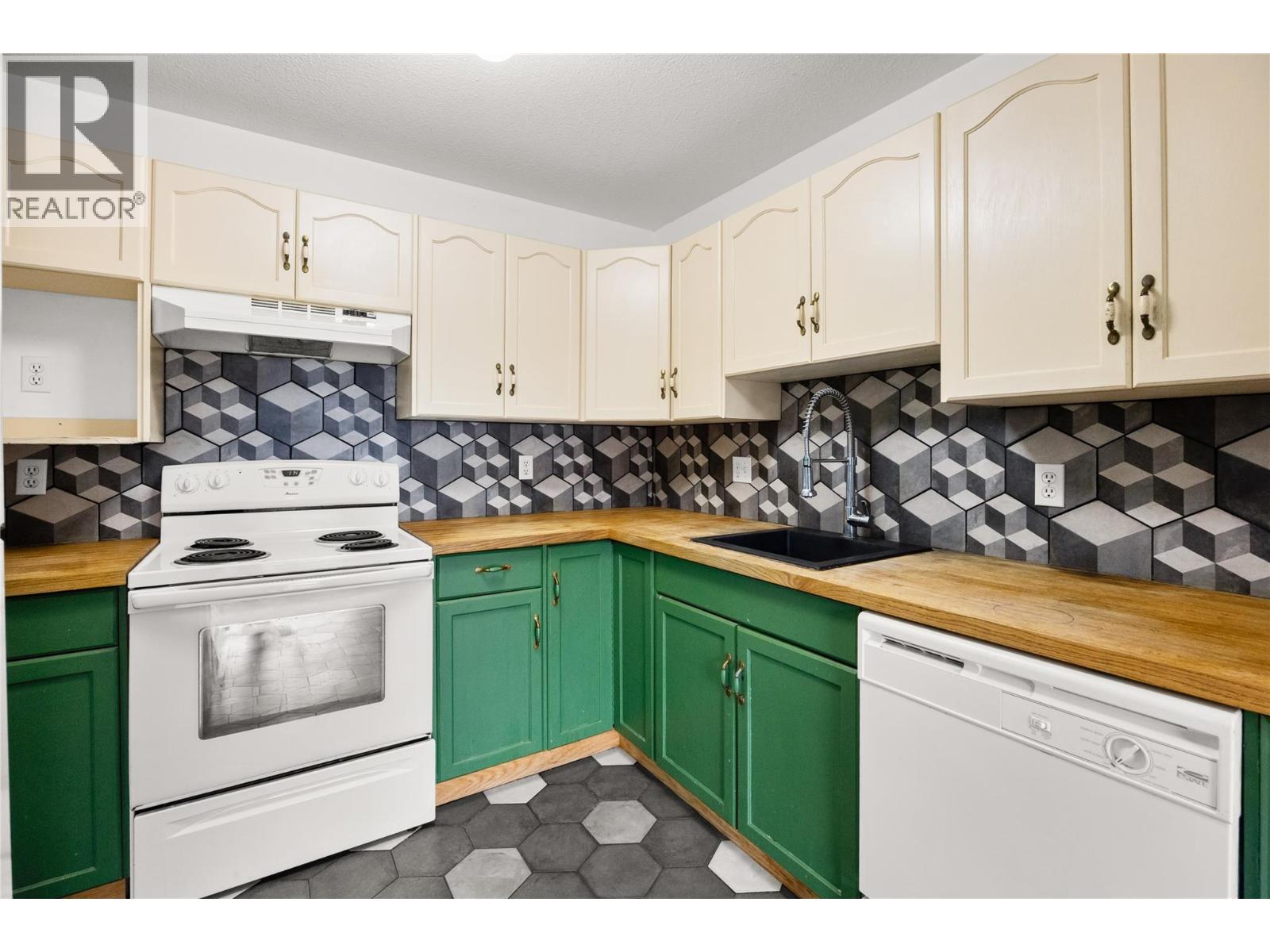 390 Rigsby Street Unit# 104, Penticton, British Columbia  V2A 5S7 - Photo 2 - 10376501