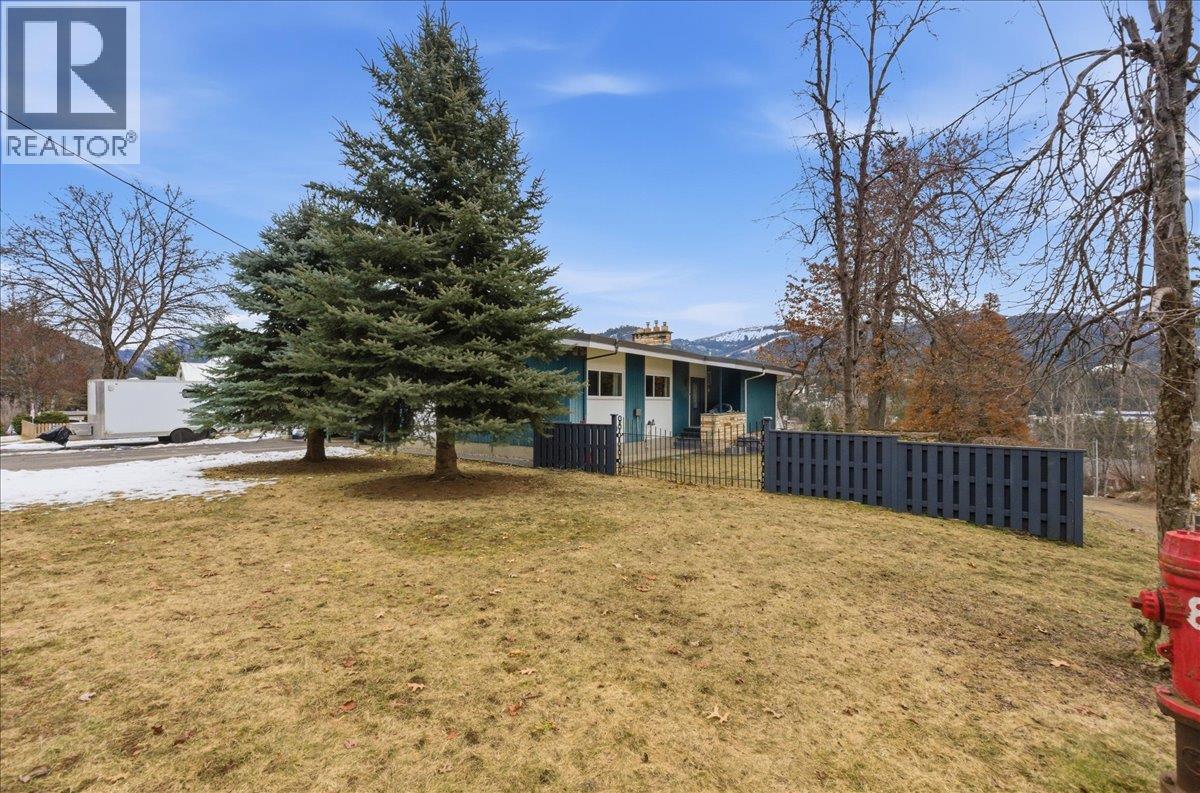 1832 Third Street, Fruitvale, British Columbia  V0G 1L1 - Photo 1 - 10377637