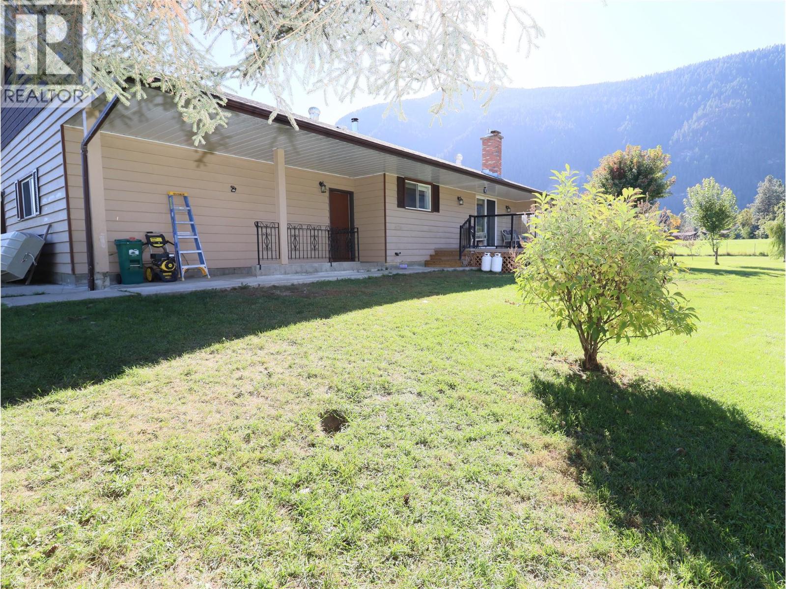 5015 Siminoff Road, Grand Forks, British Columbia  V0H 1H4 - Photo 9 - 10378052