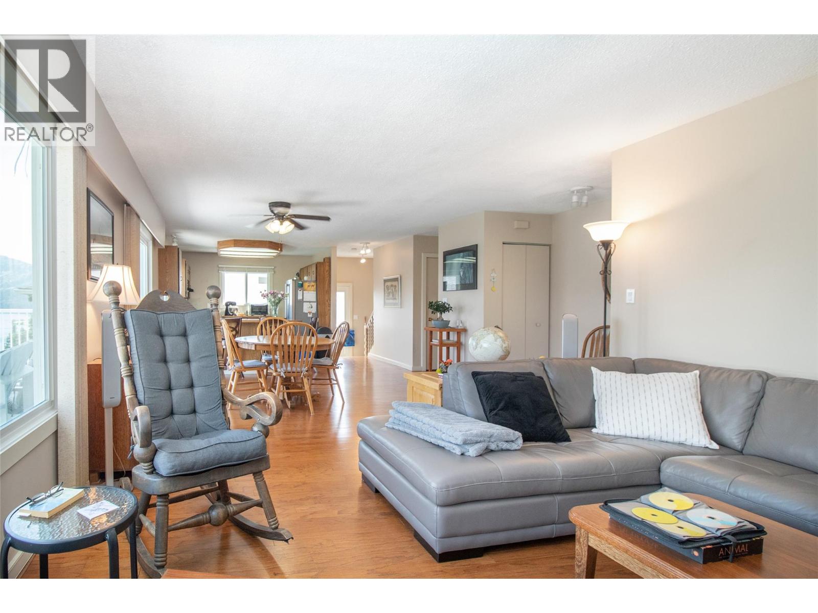 6335 Topham Place, Peachland, British Columbia  V0H 1X0 - Photo 3 - 10378118