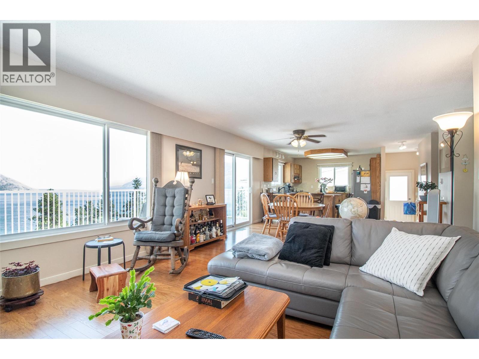 6335 Topham Place, Peachland, British Columbia  V0H 1X0 - Photo 4 - 10378118
