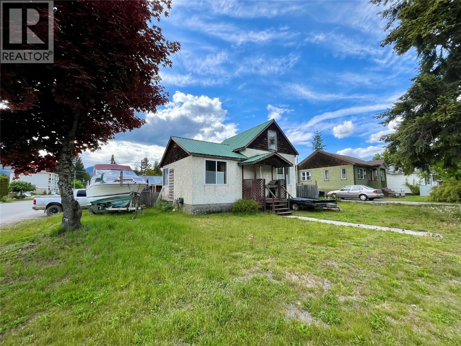 302 6th Avenue Nw, Nakusp, British Columbia  V0G 1R0 - Photo 1 - 10378051