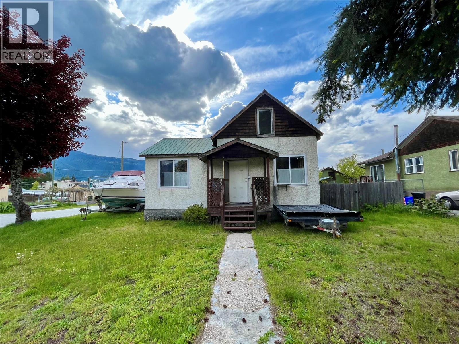 302 6th Avenue Nw, Nakusp, British Columbia  V0G 1R0 - Photo 2 - 10378051