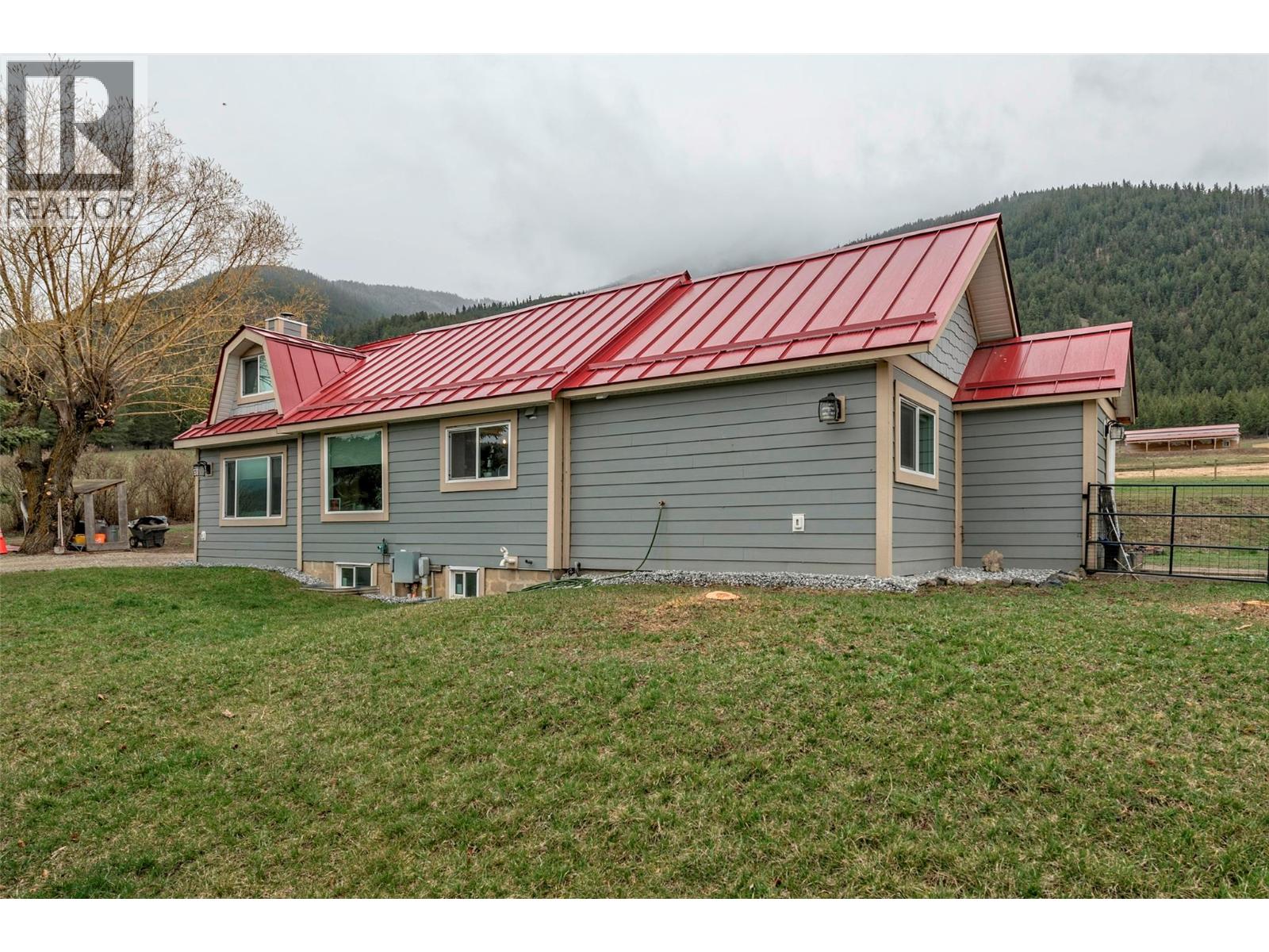 6449 97 Highway, Falkland, British Columbia  V0E 1W0 - Photo 2 - 10378171